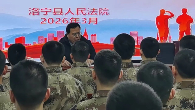 法徽映军徽 普法润兵心 ——长水法庭送法进军营为新兵讲授权益保护与危险驾..