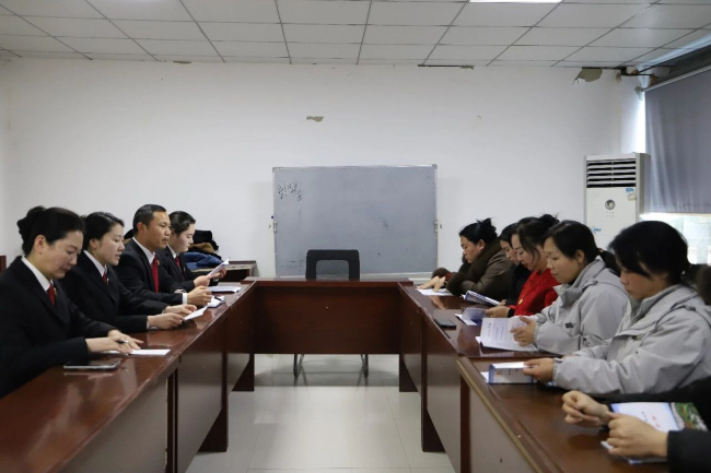 法润巾帼 情暖“三八”——洛宁法院开展“送法进企业”活动