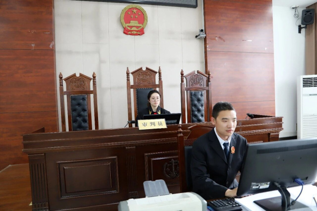 从“醉酒砸车”到当场赔付：法官用一通通电话解开心结